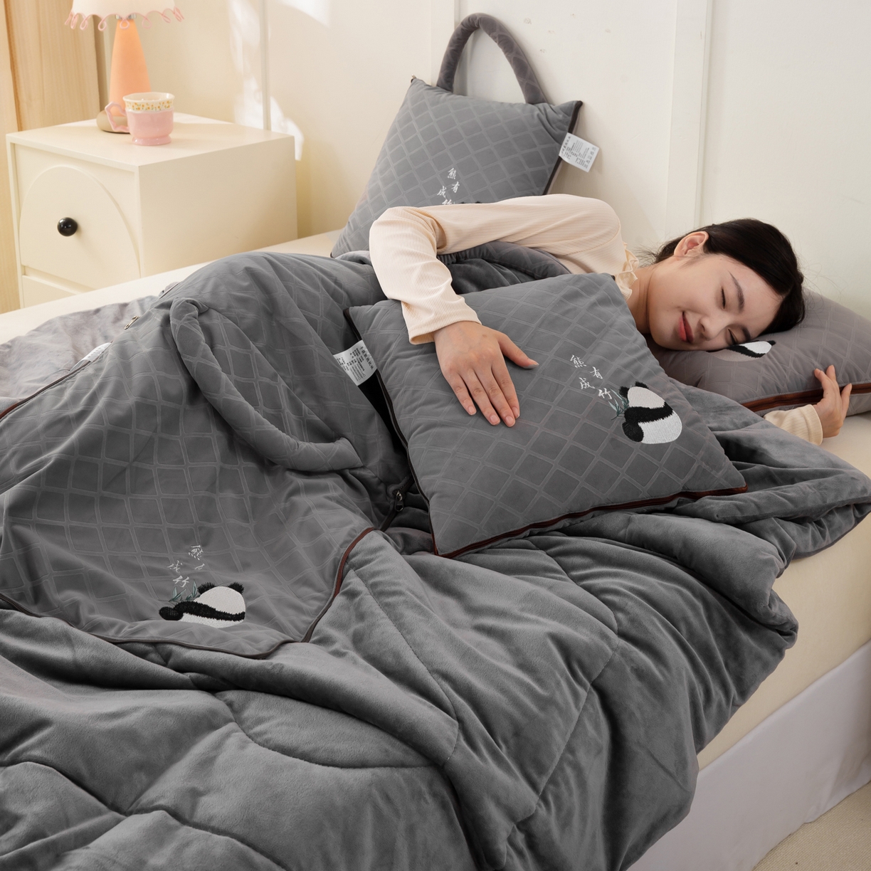 91家纺网 家纺一手货源 找家纺 多今家纺 2025新款便携手提式水晶绒玛莎绒刺绣抱枕被子-熊有成竹系列 熊有成竹-石岩灰