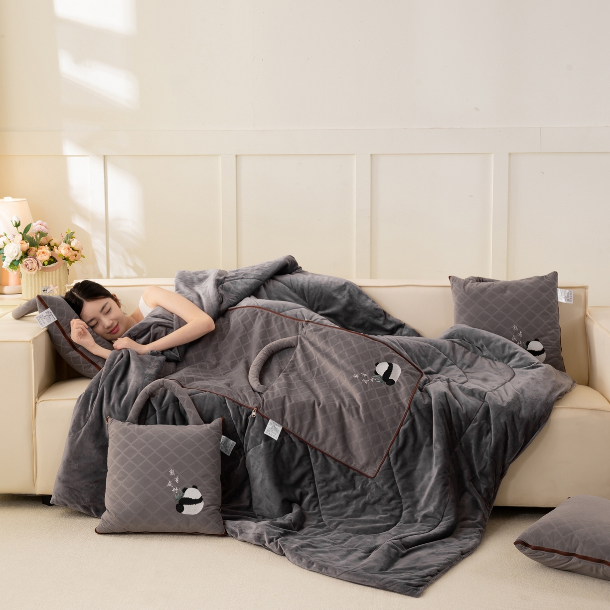 91家纺网 家纺一手货源 找家纺 多今家纺 2025新款便携手提式水晶绒玛莎绒刺绣抱枕被子-熊有成竹系列 熊有成竹-石岩灰