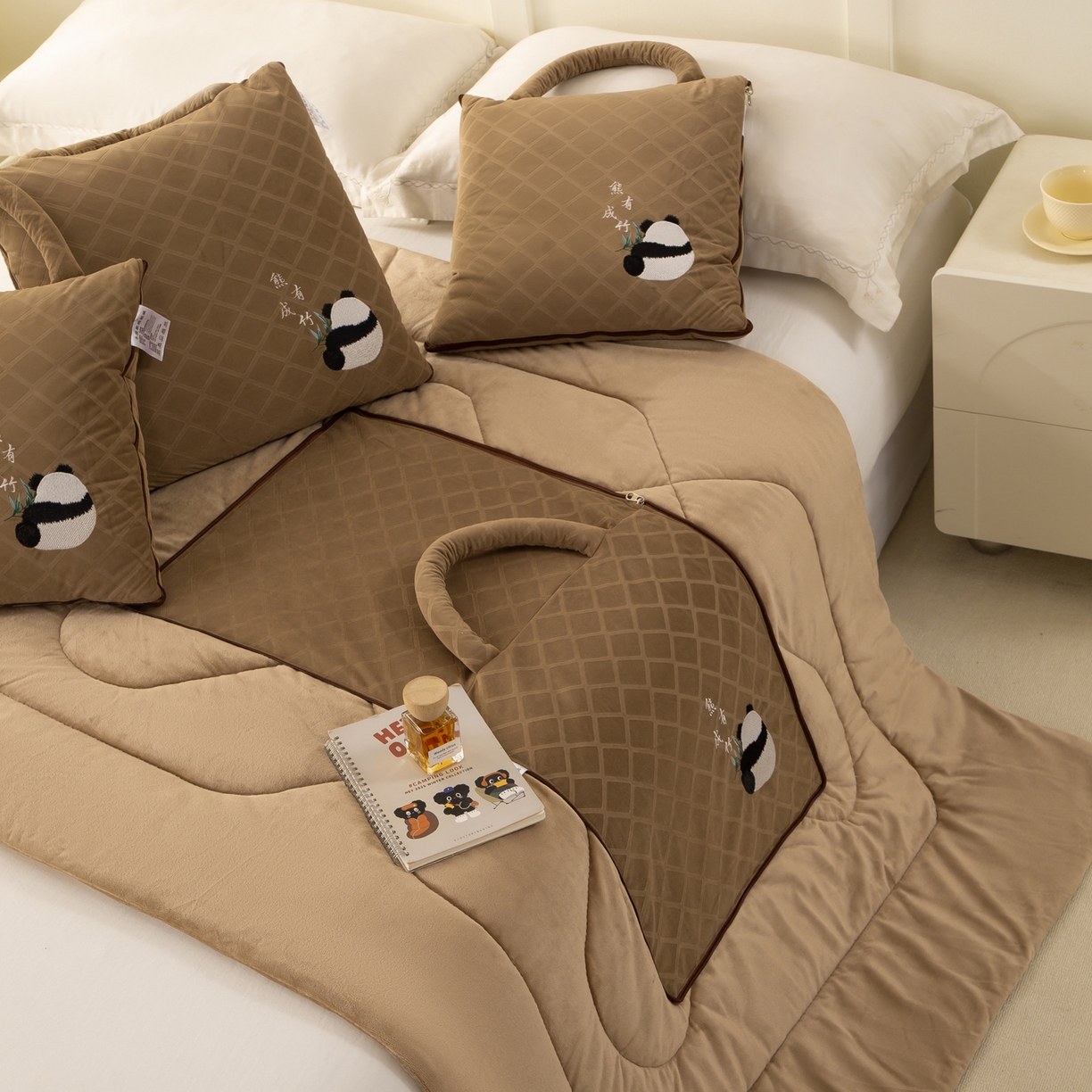 91家纺网 家纺一手货源 找家纺 （总）多今家纺 2025新款便携手提式水晶绒玛莎绒刺绣抱枕被子-熊有成竹系列