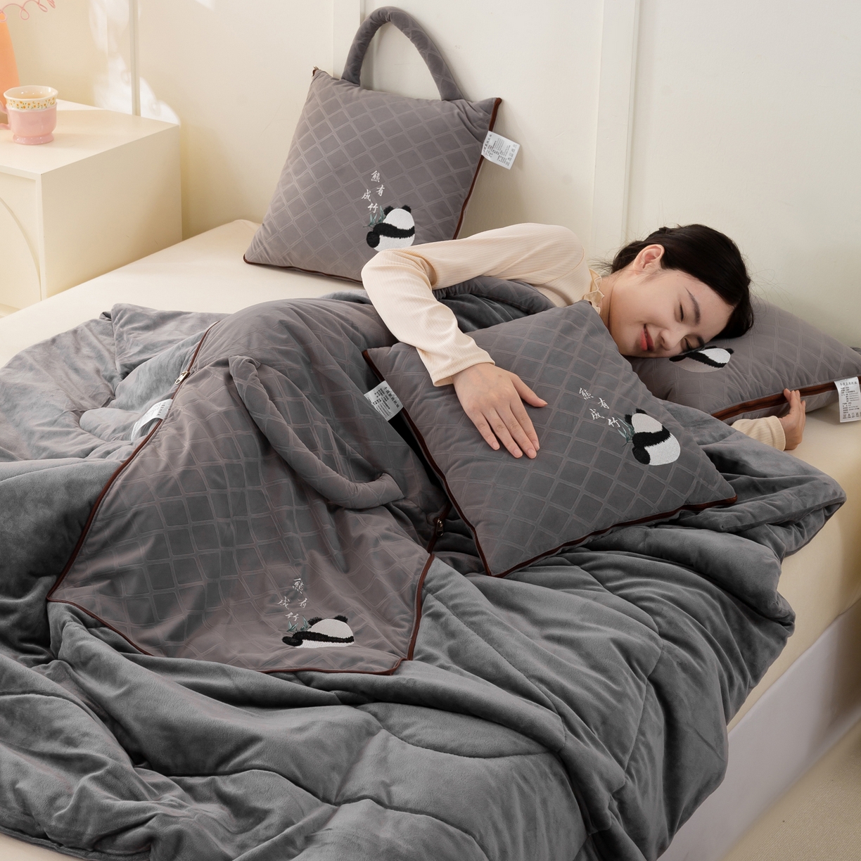 91家纺网 家纺一手货源 找家纺 多今家纺 2025新款便携手提式水晶绒玛莎绒刺绣抱枕被子-熊有成竹系列 熊有成竹-石岩灰