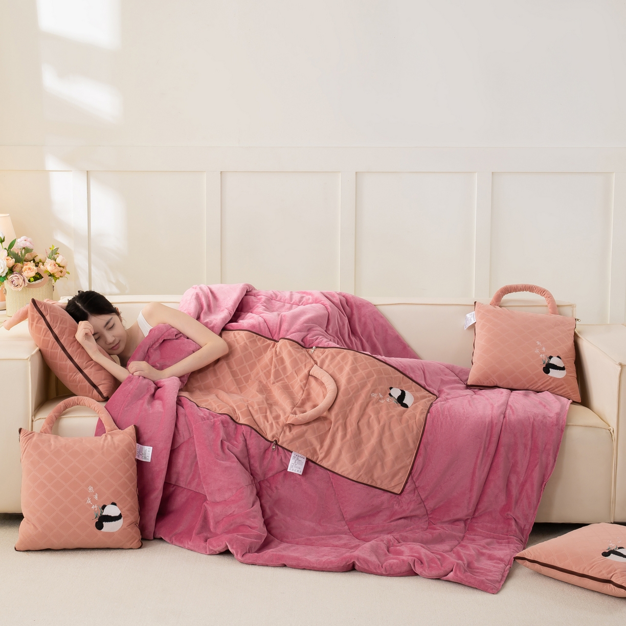 91家纺网 家纺一手货源 找家纺 多今家纺 2025新款便携手提式水晶绒玛莎绒刺绣抱枕被子-熊有成竹系列 熊有成竹-春樱粉