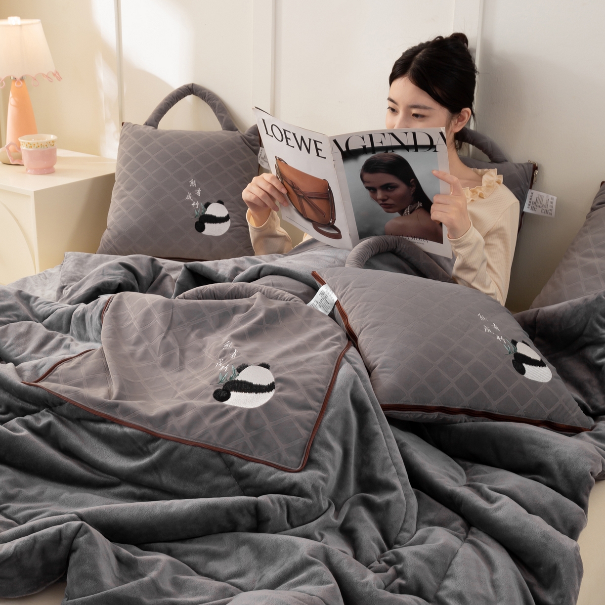 91家纺网 家纺一手货源 找家纺 多今家纺 2025新款便携手提式水晶绒玛莎绒刺绣抱枕被子-熊有成竹系列 熊有成竹-石岩灰