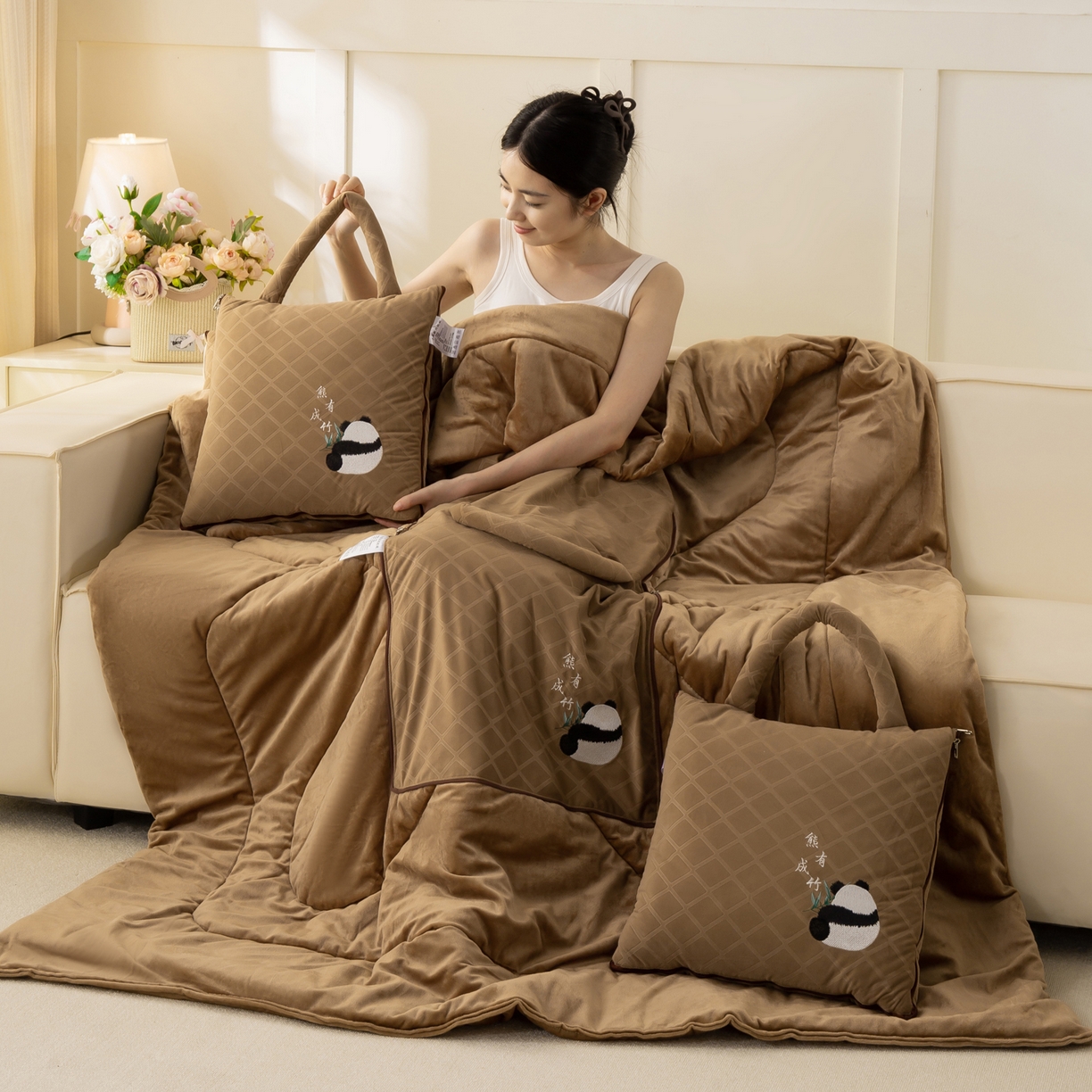 91家纺网 家纺一手货源 找家纺 多今家纺 2025新款便携手提式水晶绒玛莎绒刺绣抱枕被子-熊有成竹系列 熊有成竹-姜黄