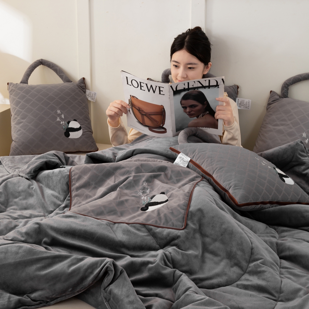 91家纺网 家纺一手货源 找家纺 多今家纺 2025新款便携手提式水晶绒玛莎绒刺绣抱枕被子-熊有成竹系列 熊有成竹-石岩灰