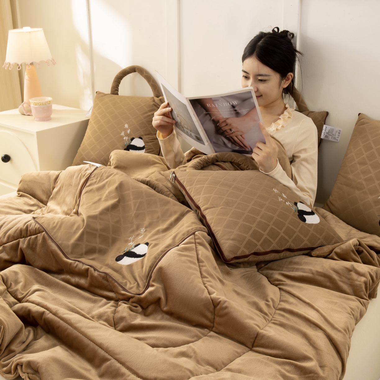 91家纺网 家纺一手货源 找家纺 多今家纺 2025新款便携手提式水晶绒玛莎绒刺绣抱枕被子-熊有成竹系列 熊有成竹-姜黄