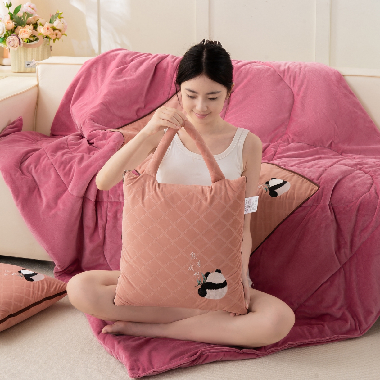 多今家纺 2025新款便携手提式水晶绒玛莎绒刺绣抱枕被子-熊有成竹系列 熊有成竹-春樱粉