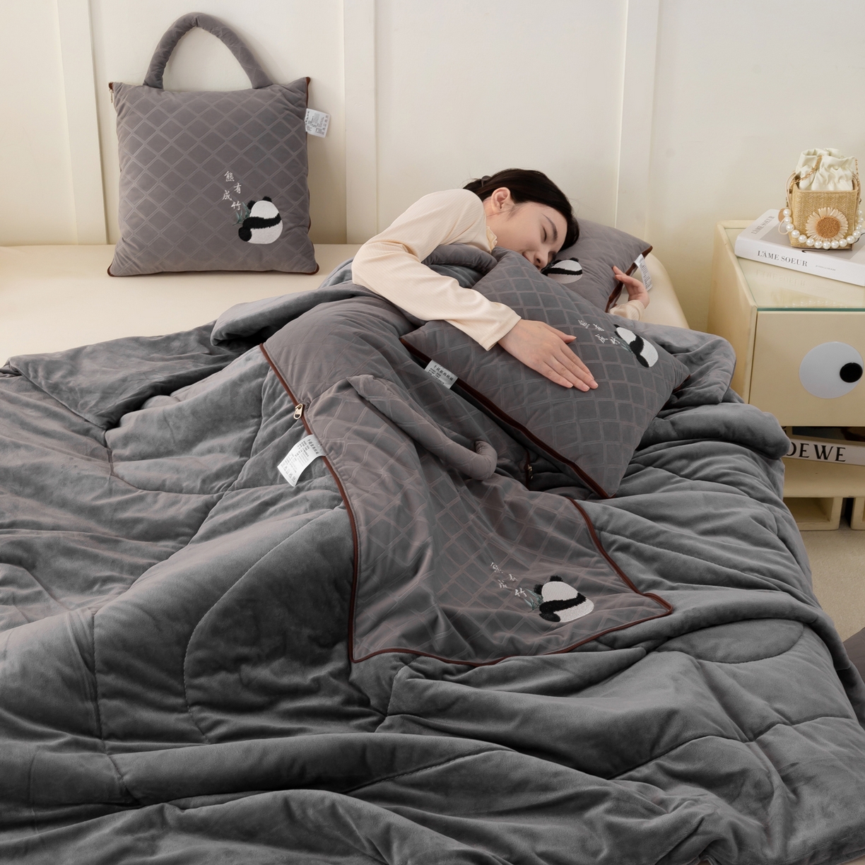 91家纺网 家纺一手货源 找家纺 多今家纺 2025新款便携手提式水晶绒玛莎绒刺绣抱枕被子-熊有成竹系列 熊有成竹-石岩灰