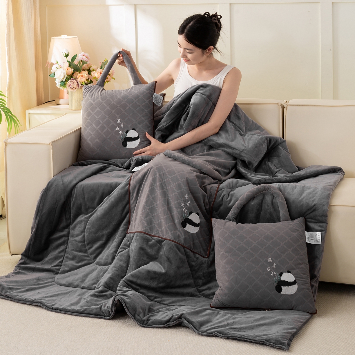 91家纺网 家纺一手货源 找家纺 多今家纺 2025新款便携手提式水晶绒玛莎绒刺绣抱枕被子-熊有成竹系列 熊有成竹-石岩灰