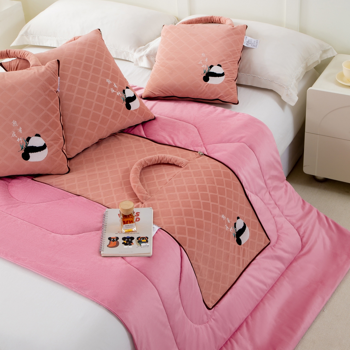 91家纺网 家纺一手货源 找家纺 多今家纺 2025新款便携手提式水晶绒玛莎绒刺绣抱枕被子-熊有成竹系列 熊有成竹-春樱粉