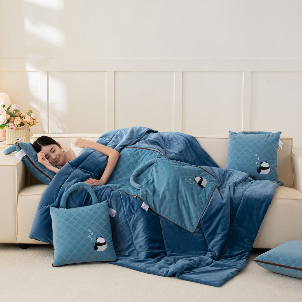 91家纺网 家纺一手货源 找家纺 多今家纺 2025新款便携手提式水晶绒玛莎绒刺绣抱枕被子-熊有成竹系列 熊有成竹-蔚蓝