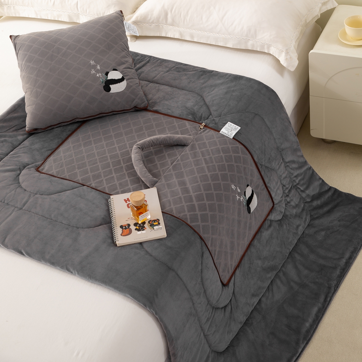 91家纺网 家纺一手货源 找家纺 多今家纺 2025新款便携手提式水晶绒玛莎绒刺绣抱枕被子-熊有成竹系列 熊有成竹-石岩灰