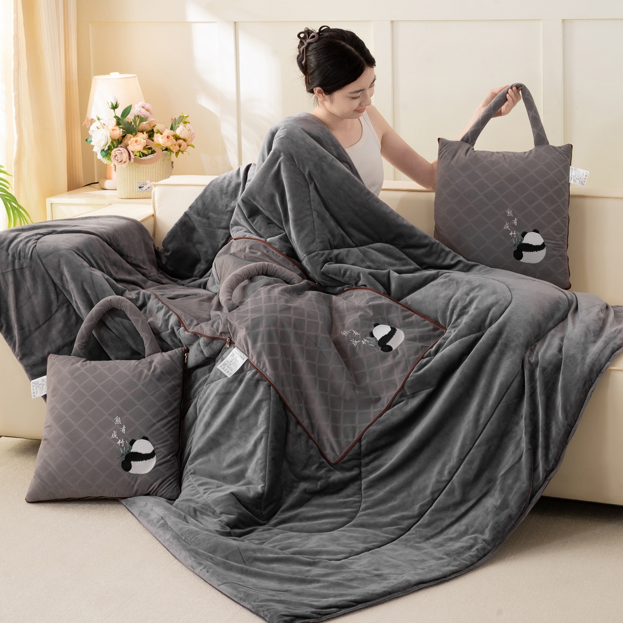 91家纺网 家纺一手货源 找家纺 多今家纺 2025新款便携手提式水晶绒玛莎绒刺绣抱枕被子-熊有成竹系列 熊有成竹-石岩灰