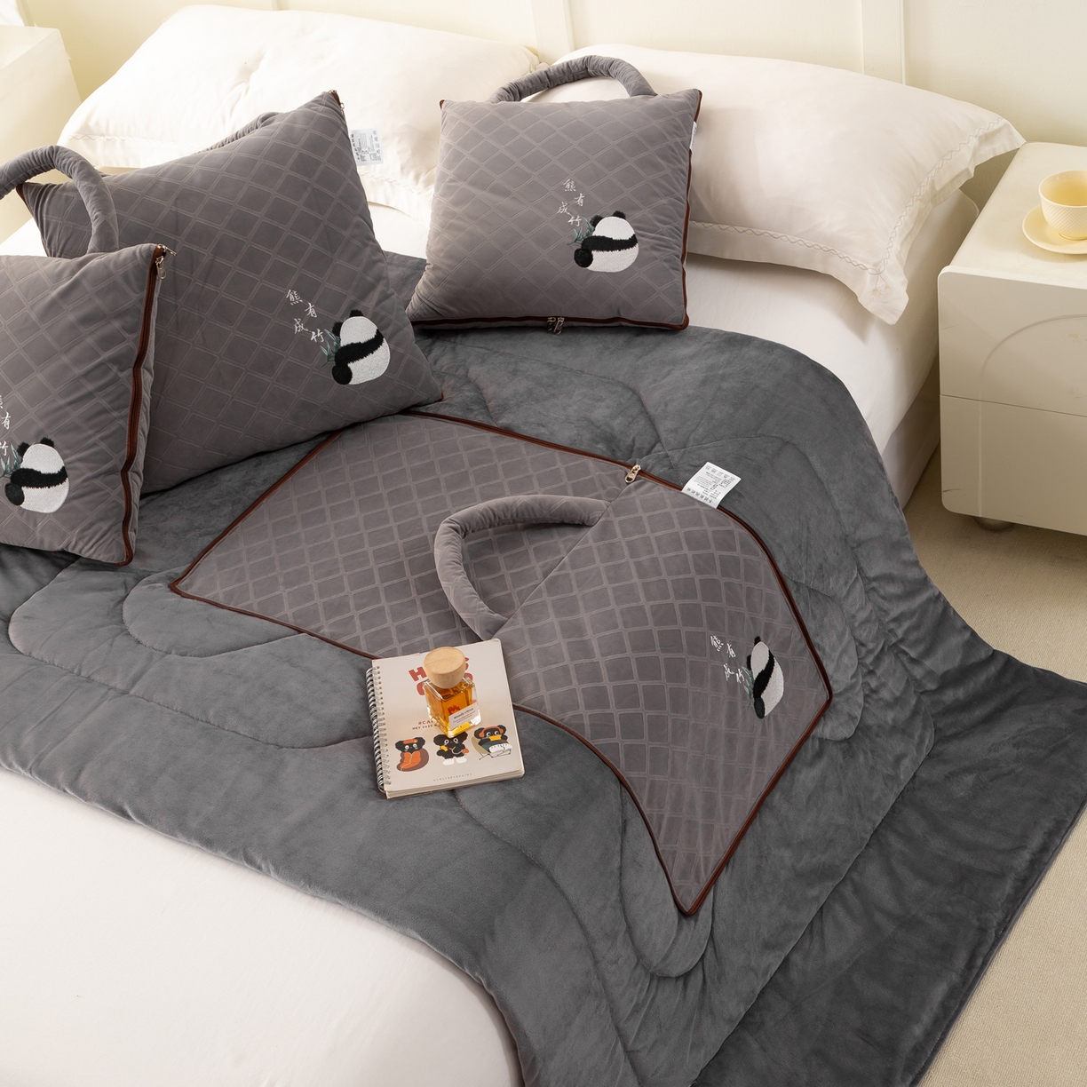 91家纺网 家纺一手货源 找家纺 多今家纺 2025新款便携手提式水晶绒玛莎绒刺绣抱枕被子-熊有成竹系列 熊有成竹-石岩灰