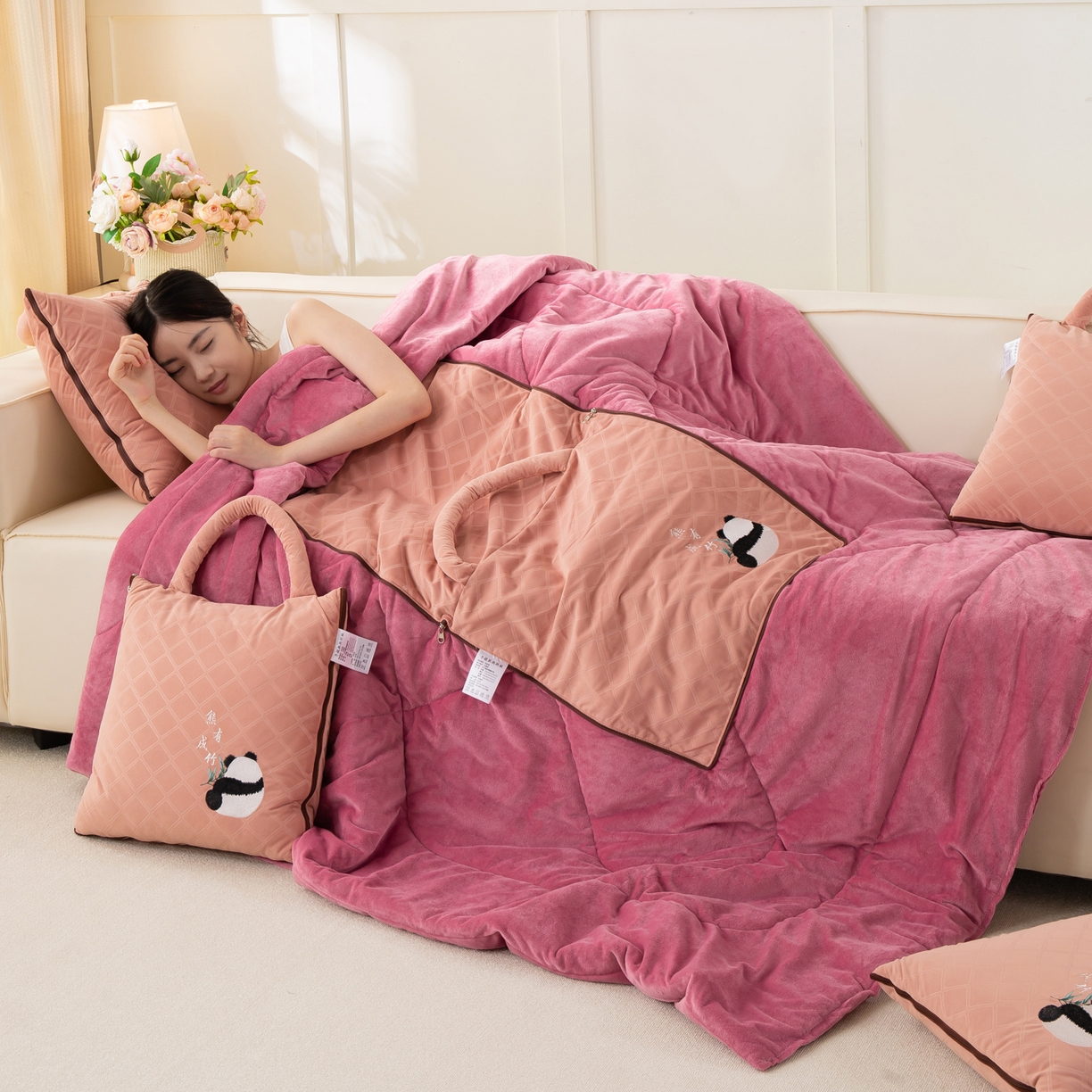 91家纺网 家纺一手货源 找家纺 多今家纺 2025新款便携手提式水晶绒玛莎绒刺绣抱枕被子-熊有成竹系列 熊有成竹-春樱粉