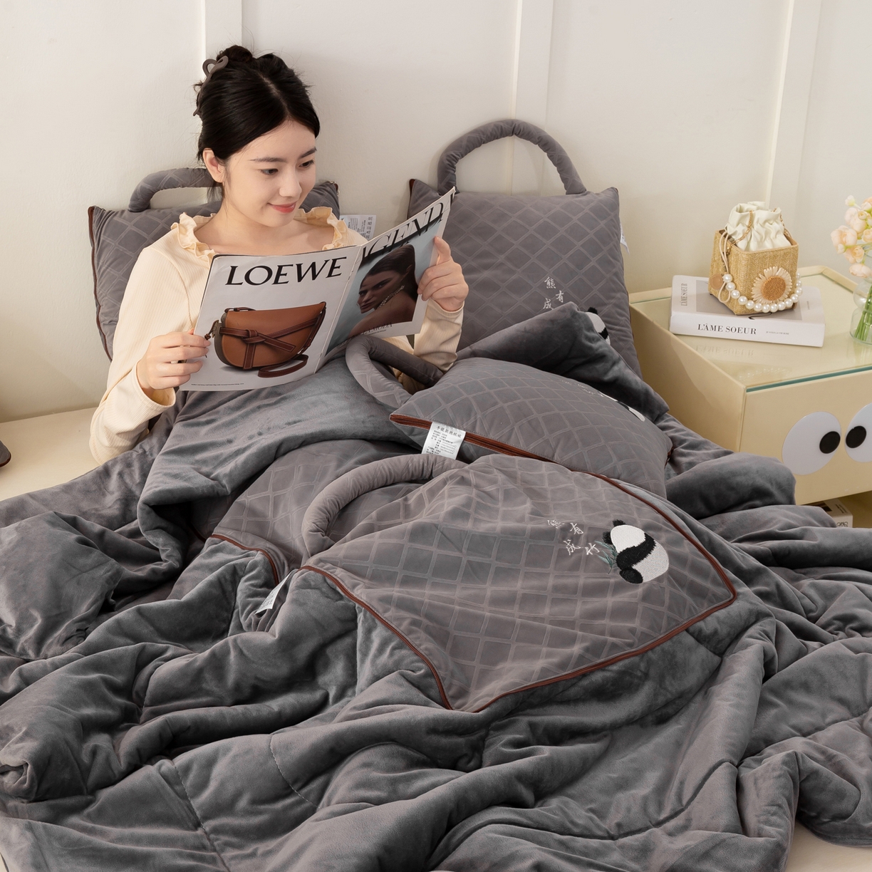 91家纺网 家纺一手货源 找家纺 多今家纺 2025新款便携手提式水晶绒玛莎绒刺绣抱枕被子-熊有成竹系列 熊有成竹-石岩灰