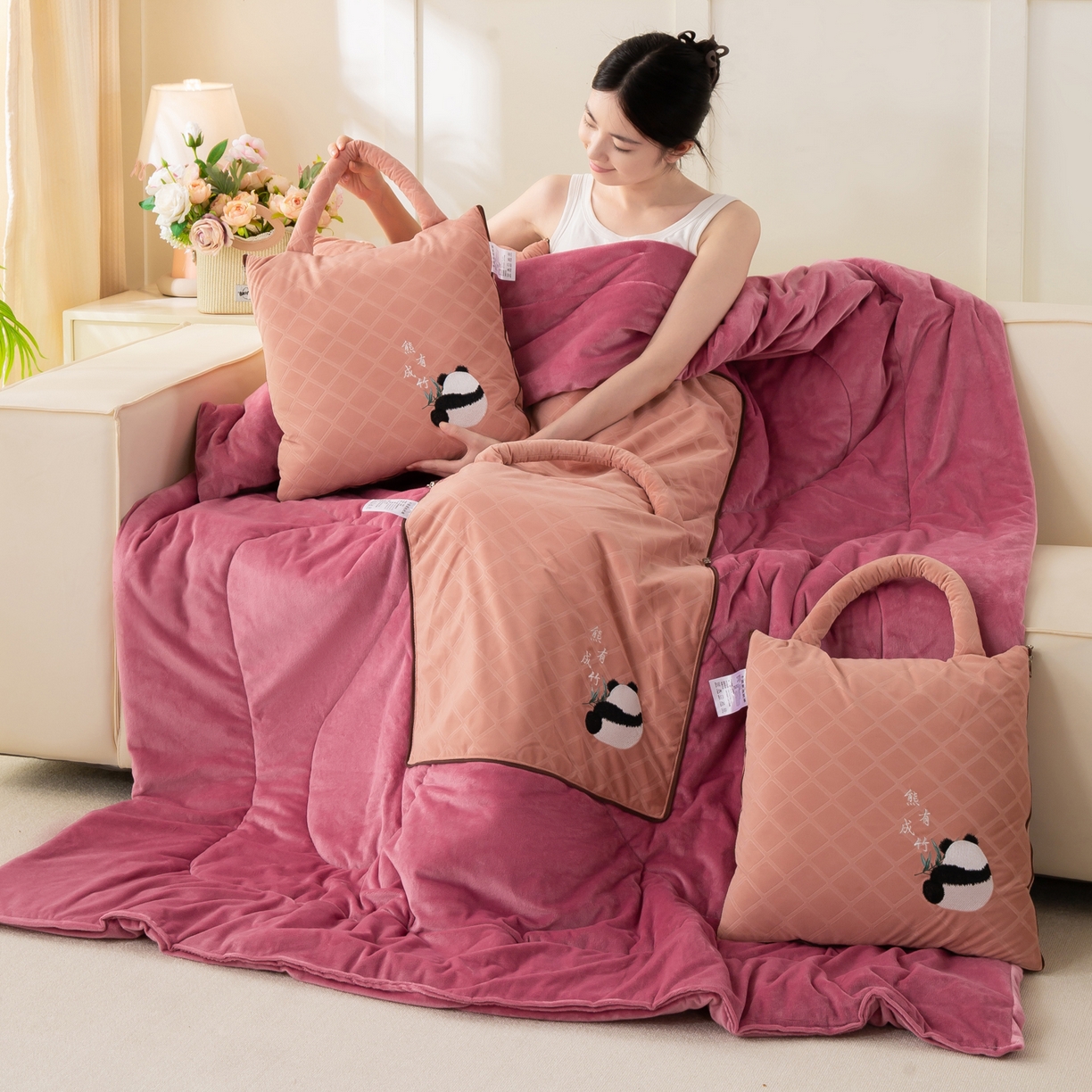 91家纺网 家纺一手货源 找家纺 多今家纺 2025新款便携手提式水晶绒玛莎绒刺绣抱枕被子-熊有成竹系列 熊有成竹-春樱粉