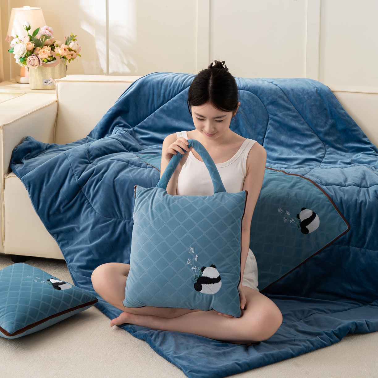 多今家纺 2025新款便携手提式水晶绒玛莎绒刺绣抱枕被子-熊有成竹系列 熊有成竹-蔚蓝