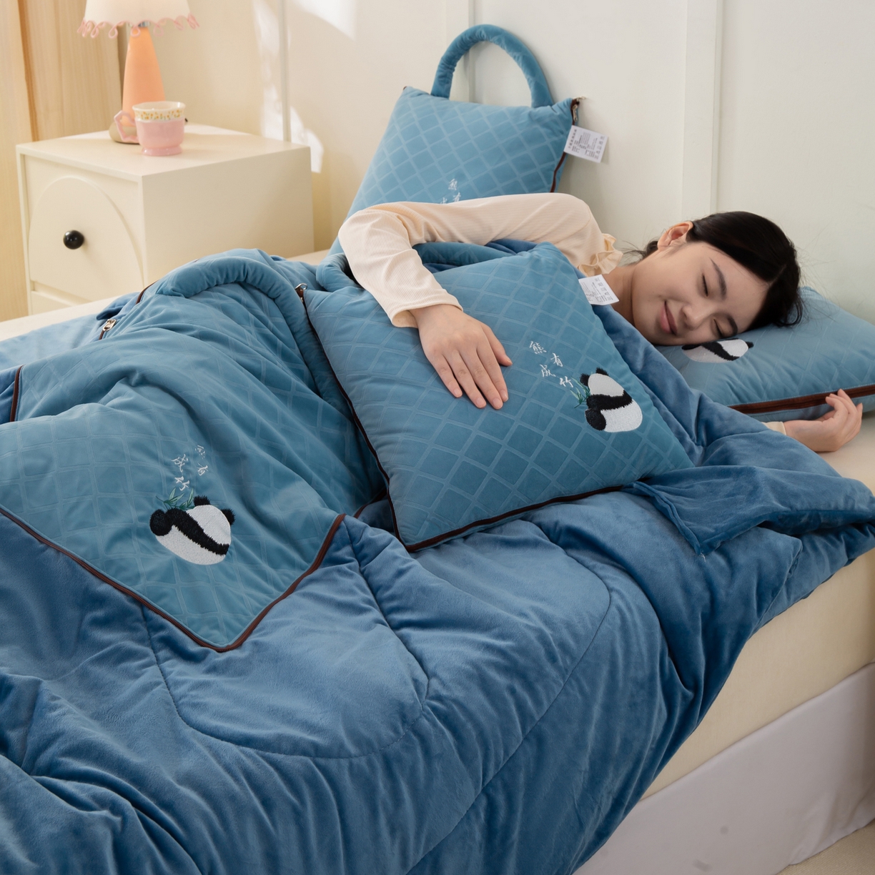 91家纺网 家纺一手货源 找家纺 多今家纺 2025新款便携手提式水晶绒玛莎绒刺绣抱枕被子-熊有成竹系列 熊有成竹-蔚蓝