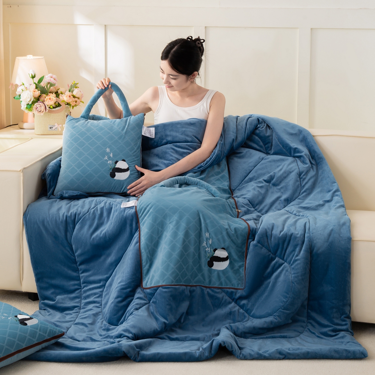91家纺网 家纺一手货源 找家纺 多今家纺 2025新款便携手提式水晶绒玛莎绒刺绣抱枕被子-熊有成竹系列 熊有成竹-蔚蓝