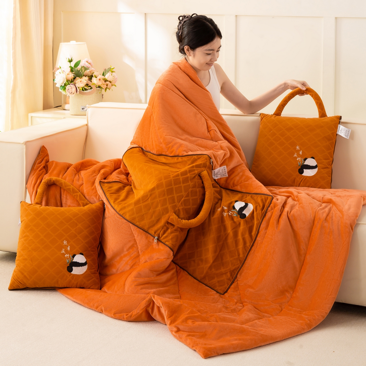 91家纺网 家纺一手货源 找家纺 多今家纺 2025新款便携手提式水晶绒玛莎绒刺绣抱枕被子-熊有成竹系列 熊有成竹-皇家橙