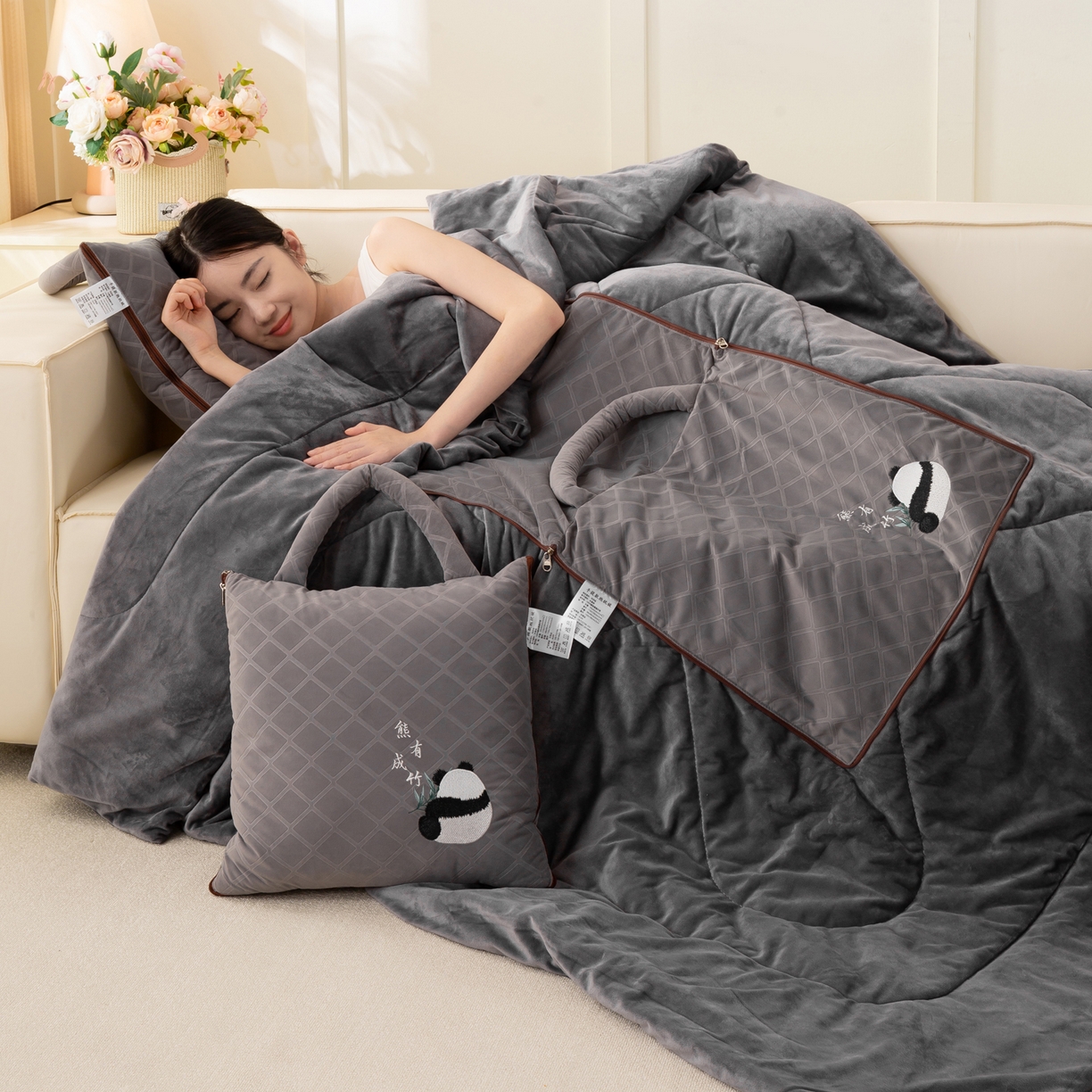 91家纺网 家纺一手货源 找家纺 多今家纺 2025新款便携手提式水晶绒玛莎绒刺绣抱枕被子-熊有成竹系列 熊有成竹-石岩灰