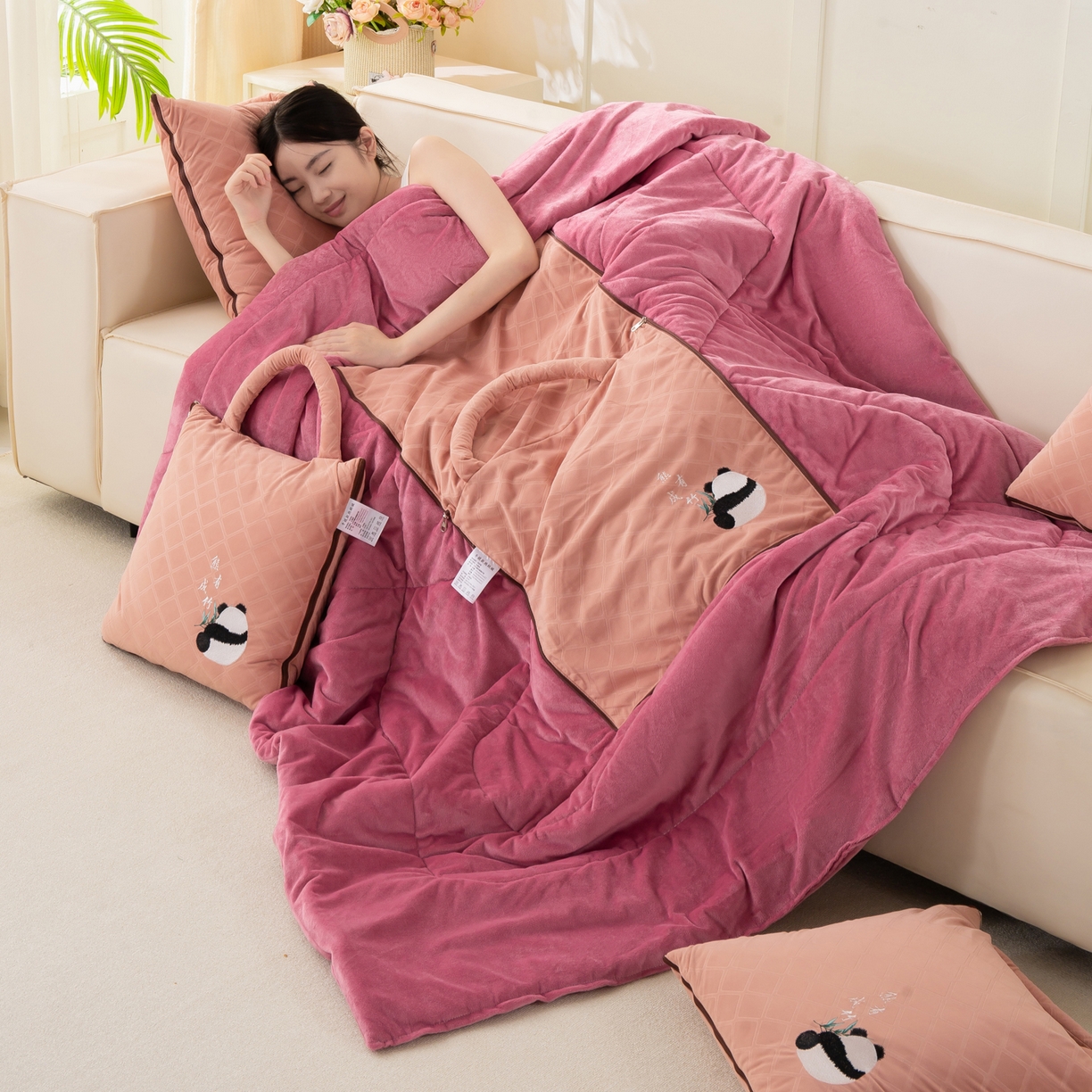 91家纺网 家纺一手货源 找家纺 多今家纺 2025新款便携手提式水晶绒玛莎绒刺绣抱枕被子-熊有成竹系列 熊有成竹-春樱粉