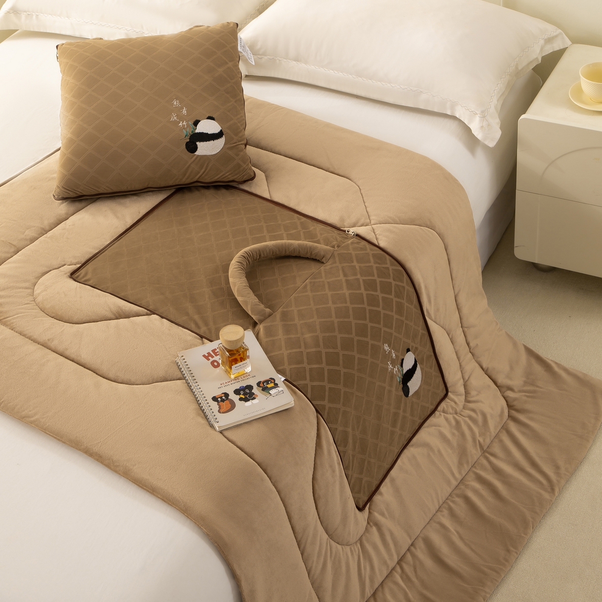 91家纺网 家纺一手货源 找家纺 多今家纺 2025新款便携手提式水晶绒玛莎绒刺绣抱枕被子-熊有成竹系列 熊有成竹-姜黄