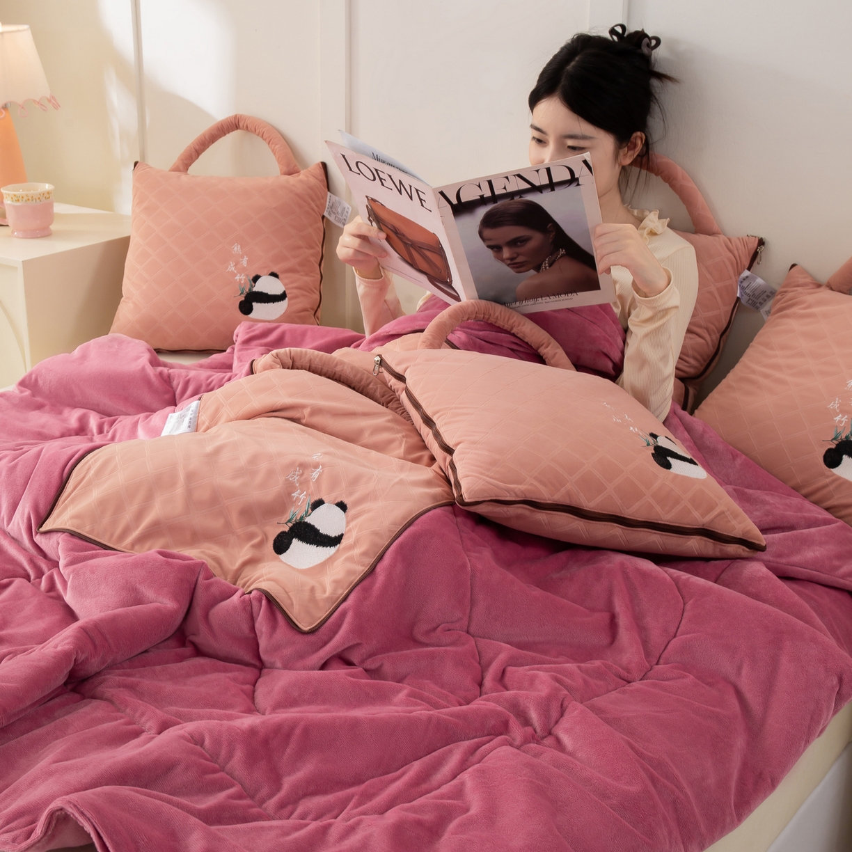 91家纺网 家纺一手货源 找家纺 多今家纺 2025新款便携手提式水晶绒玛莎绒刺绣抱枕被子-熊有成竹系列 熊有成竹-春樱粉