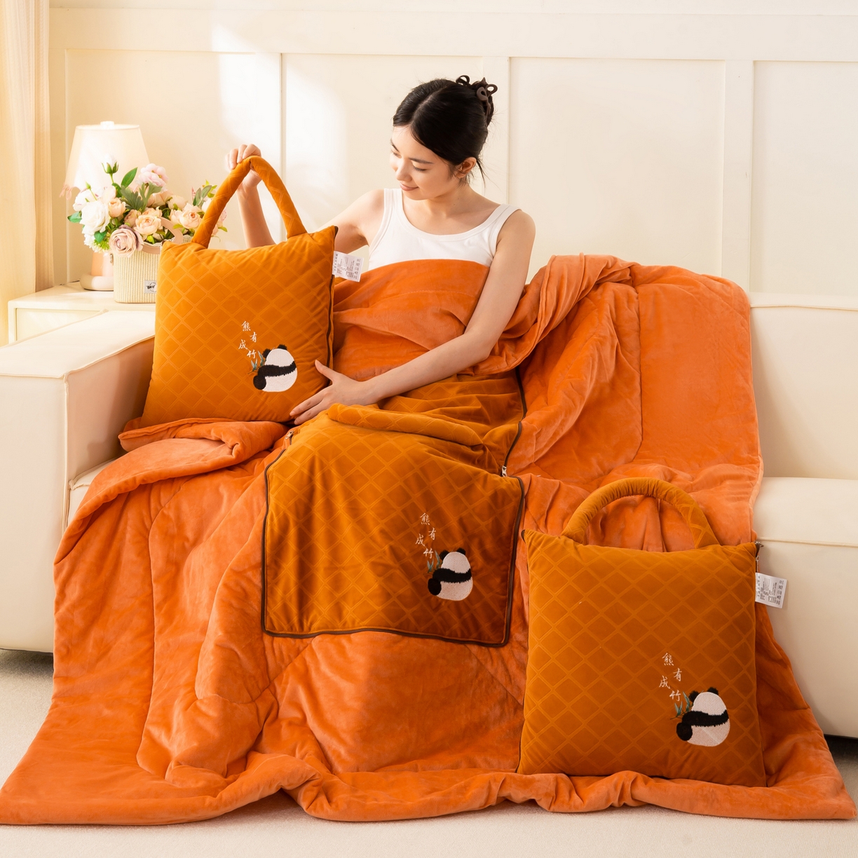 91家纺网 家纺一手货源 找家纺 多今家纺 2025新款便携手提式水晶绒玛莎绒刺绣抱枕被子-熊有成竹系列 熊有成竹-皇家橙