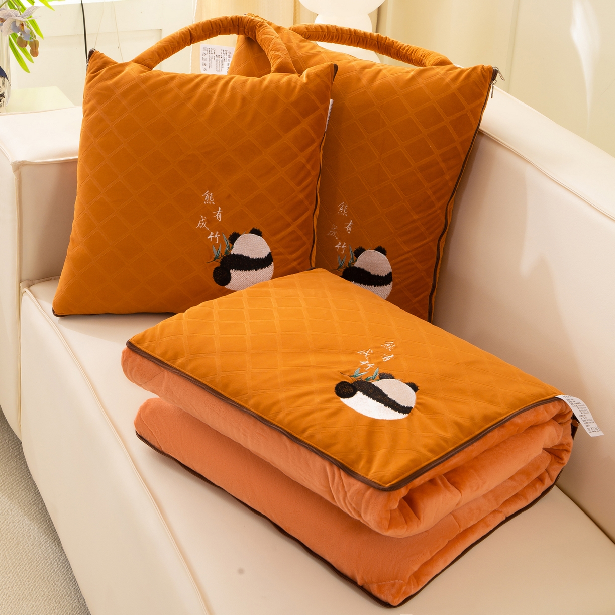 91家纺网 家纺一手货源 找家纺 多今家纺 2025新款便携手提式水晶绒玛莎绒刺绣抱枕被子-熊有成竹系列 熊有成竹-皇家橙
