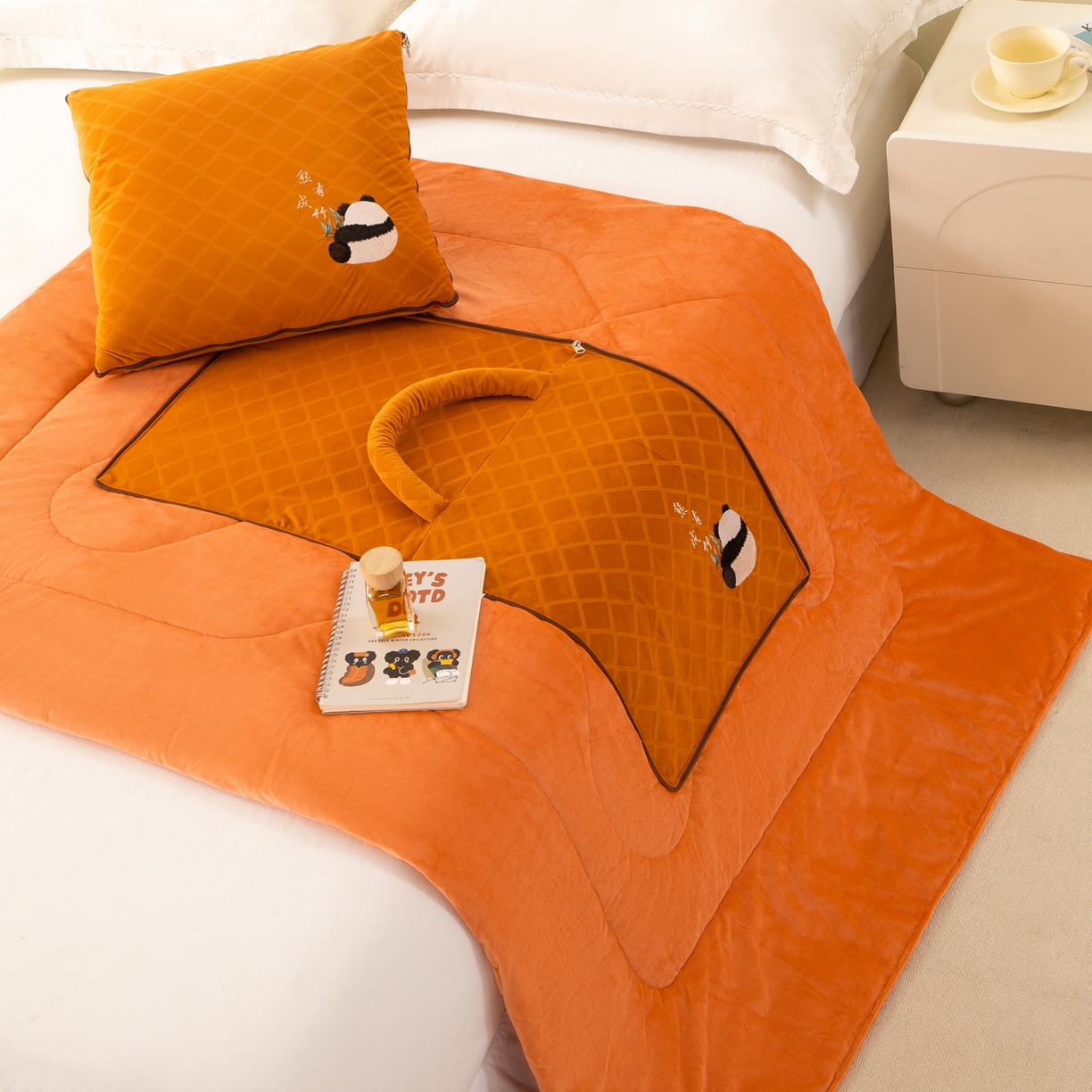 91家纺网 家纺一手货源 找家纺 多今家纺 2025新款便携手提式水晶绒玛莎绒刺绣抱枕被子-熊有成竹系列 熊有成竹-皇家橙