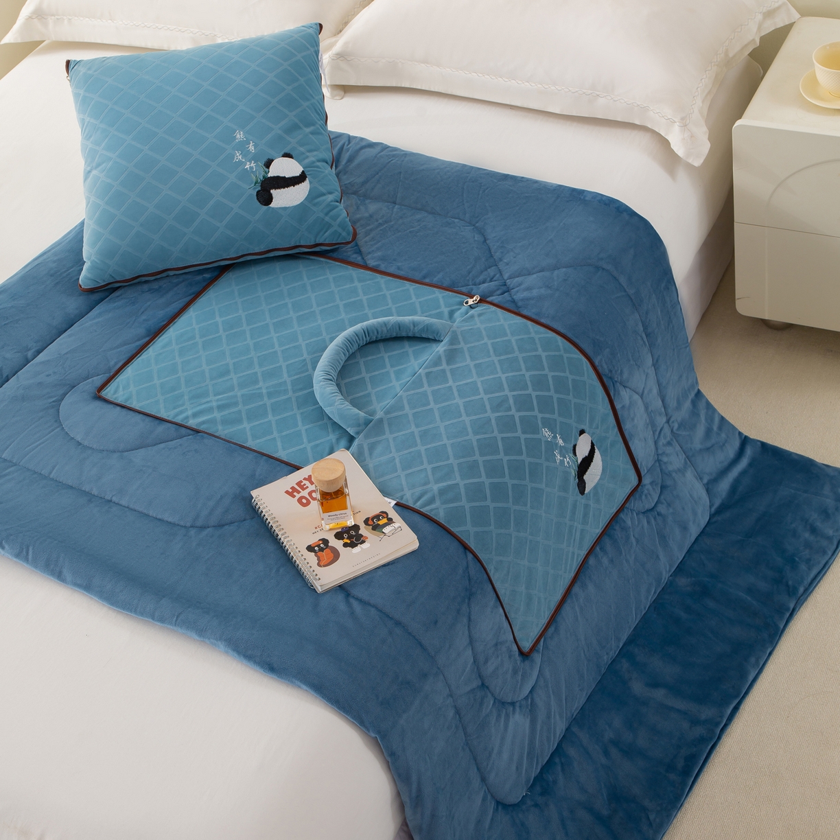 91家纺网 家纺一手货源 找家纺 多今家纺 2025新款便携手提式水晶绒玛莎绒刺绣抱枕被子-熊有成竹系列 熊有成竹-蔚蓝