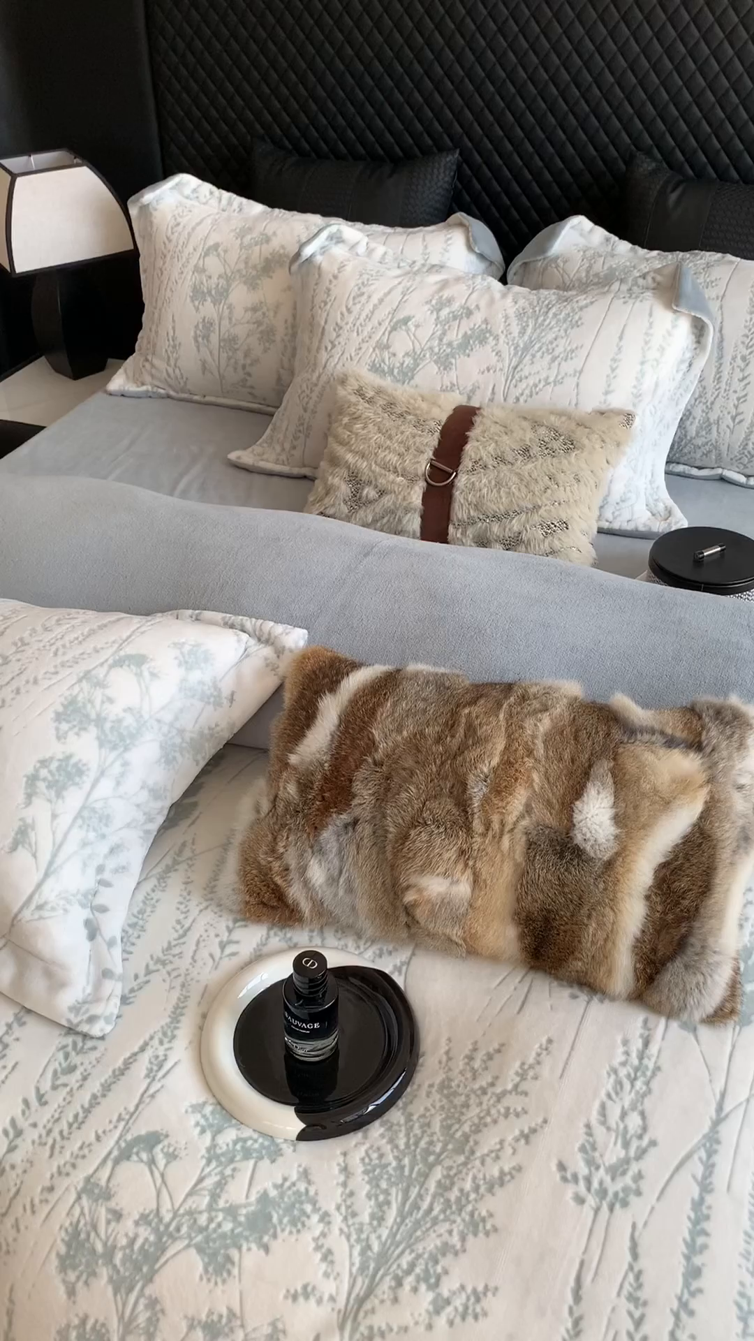 91家纺网 家纺一手货源 找家纺 奈萝家纺 2025新款加厚雕花绒牛奶绒四件套 樱花草蓝灰