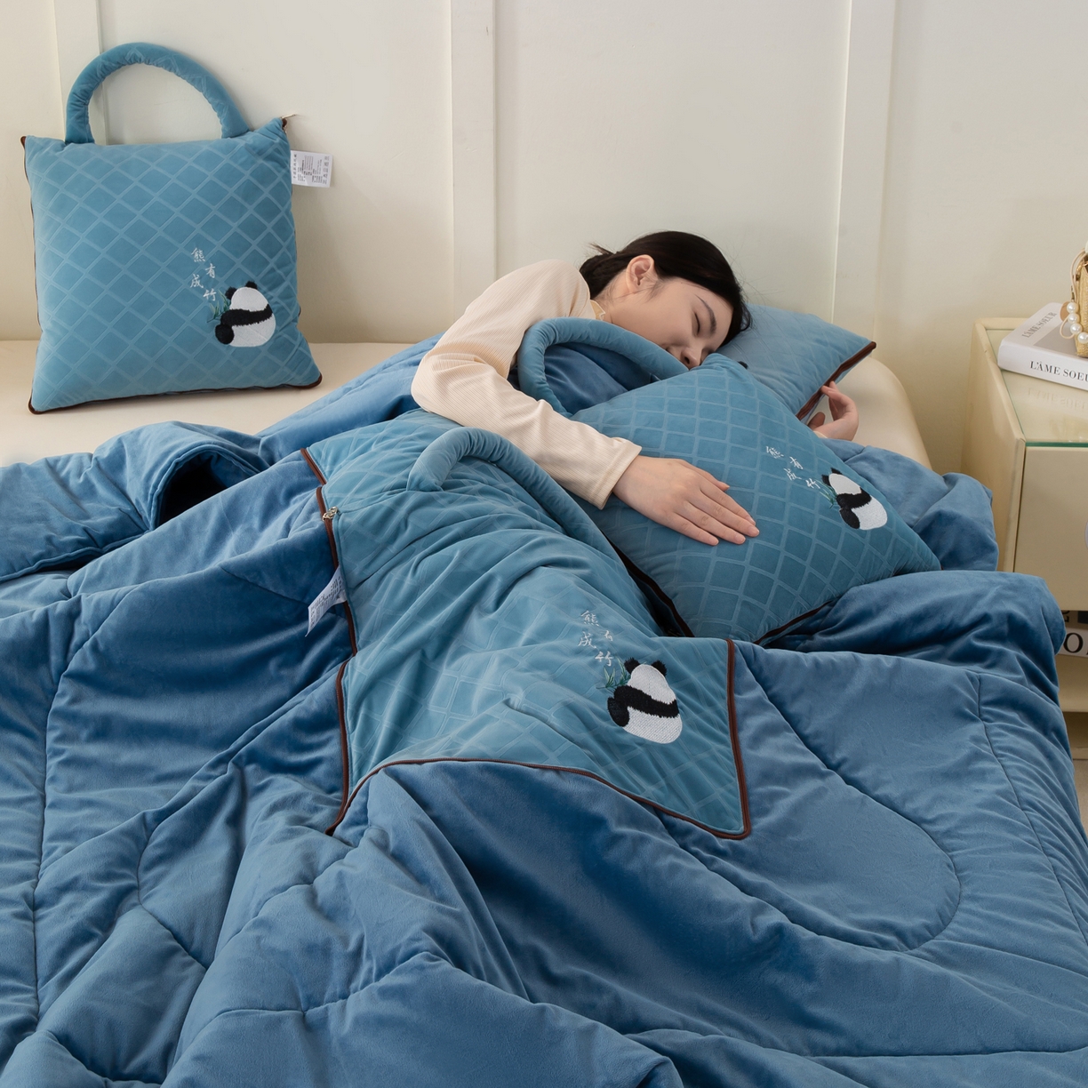 91家纺网 家纺一手货源 找家纺 多今家纺 2025新款便携手提式水晶绒玛莎绒刺绣抱枕被子-熊有成竹系列 熊有成竹-蔚蓝