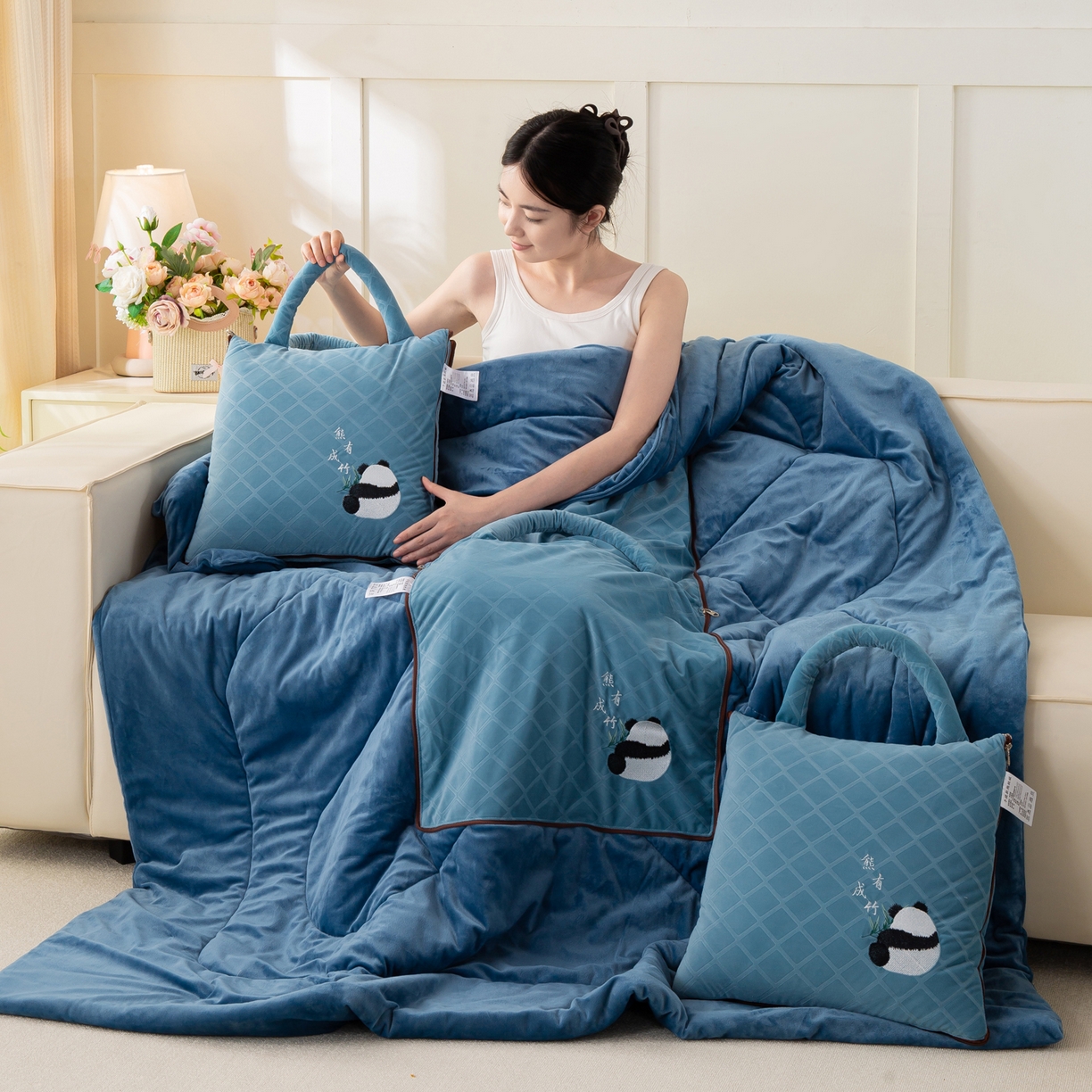91家纺网 家纺一手货源 找家纺 多今家纺 2025新款便携手提式水晶绒玛莎绒刺绣抱枕被子-熊有成竹系列 熊有成竹-蔚蓝