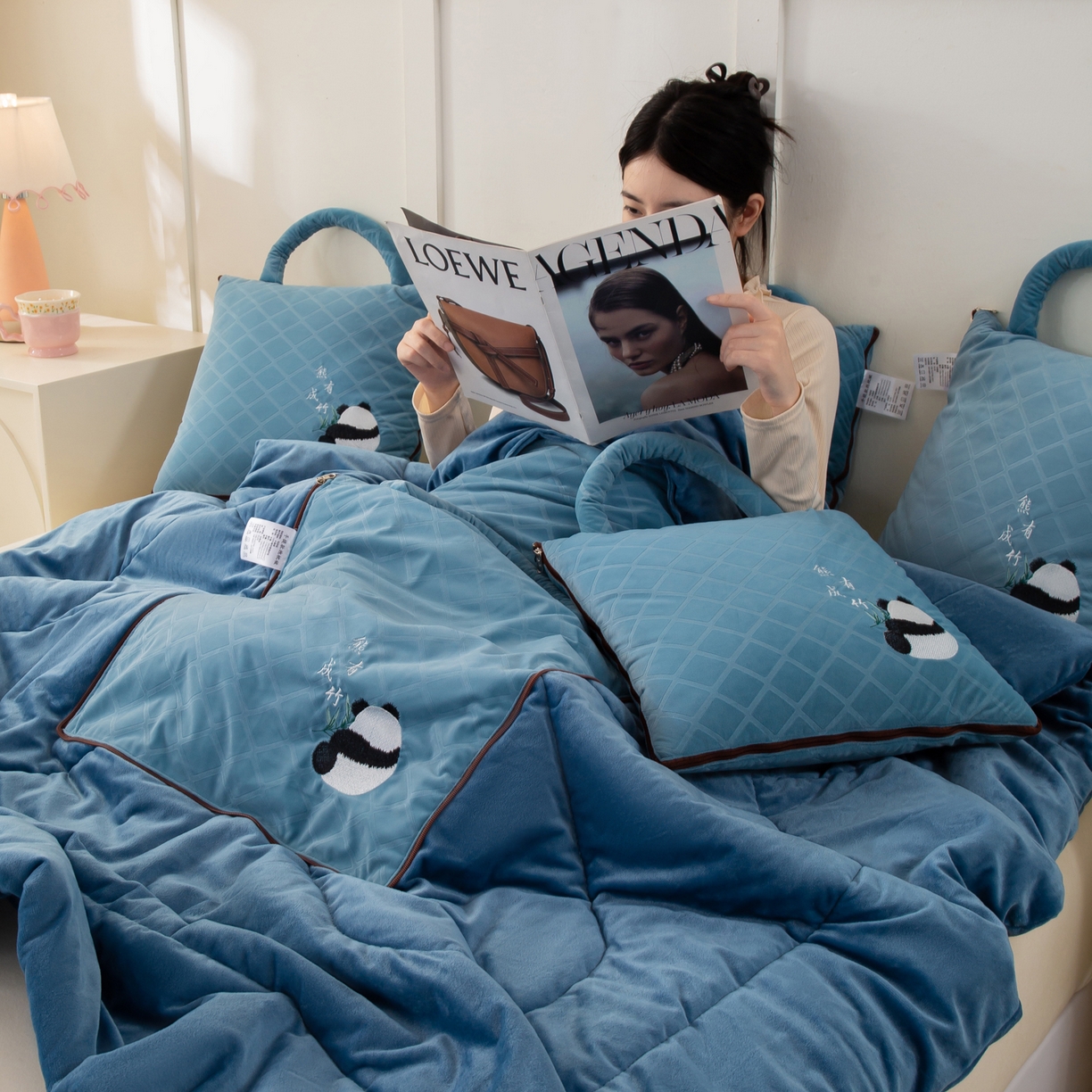 91家纺网 家纺一手货源 找家纺 多今家纺 2025新款便携手提式水晶绒玛莎绒刺绣抱枕被子-熊有成竹系列 熊有成竹-蔚蓝