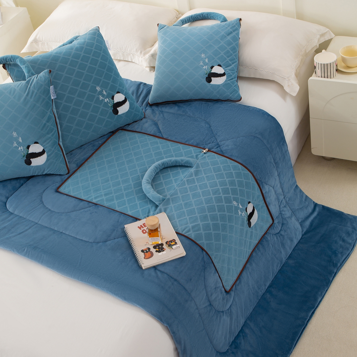 91家纺网 家纺一手货源 找家纺 多今家纺 2025新款便携手提式水晶绒玛莎绒刺绣抱枕被子-熊有成竹系列 熊有成竹-蔚蓝