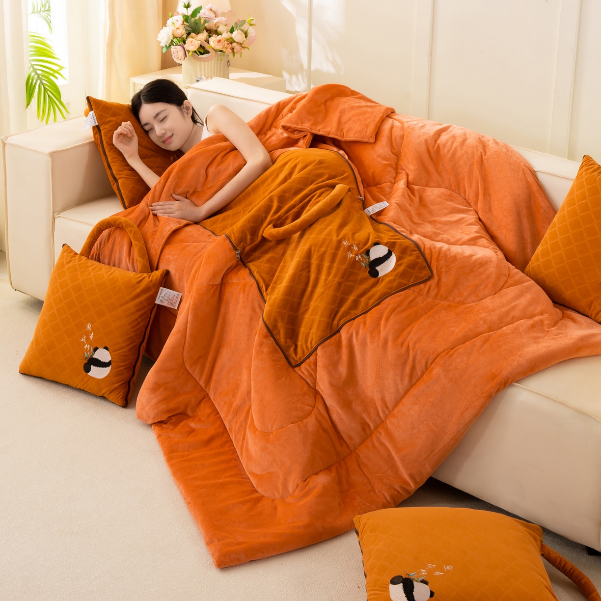 91家纺网 家纺一手货源 找家纺 多今家纺 2025新款便携手提式水晶绒玛莎绒刺绣抱枕被子-熊有成竹系列 熊有成竹-皇家橙