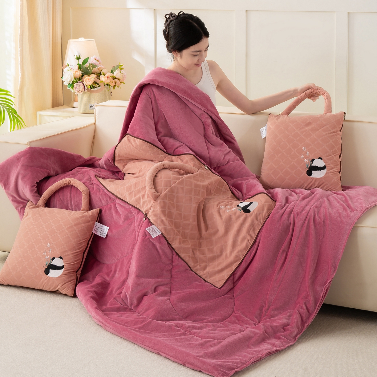 91家纺网 家纺一手货源 找家纺 多今家纺 2025新款便携手提式水晶绒玛莎绒刺绣抱枕被子-熊有成竹系列 熊有成竹-春樱粉