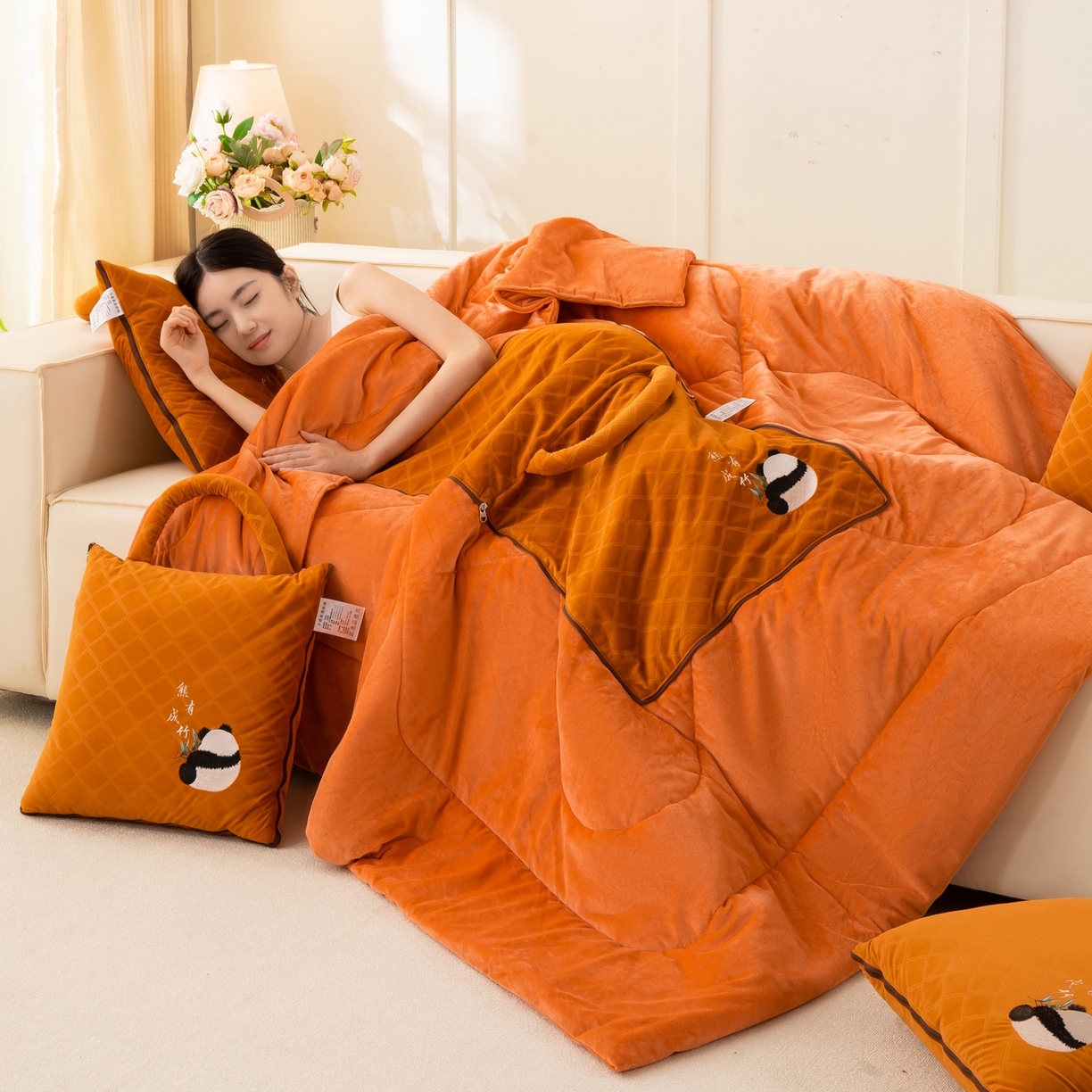 91家纺网 家纺一手货源 找家纺 多今家纺 2025新款便携手提式水晶绒玛莎绒刺绣抱枕被子-熊有成竹系列 熊有成竹-皇家橙