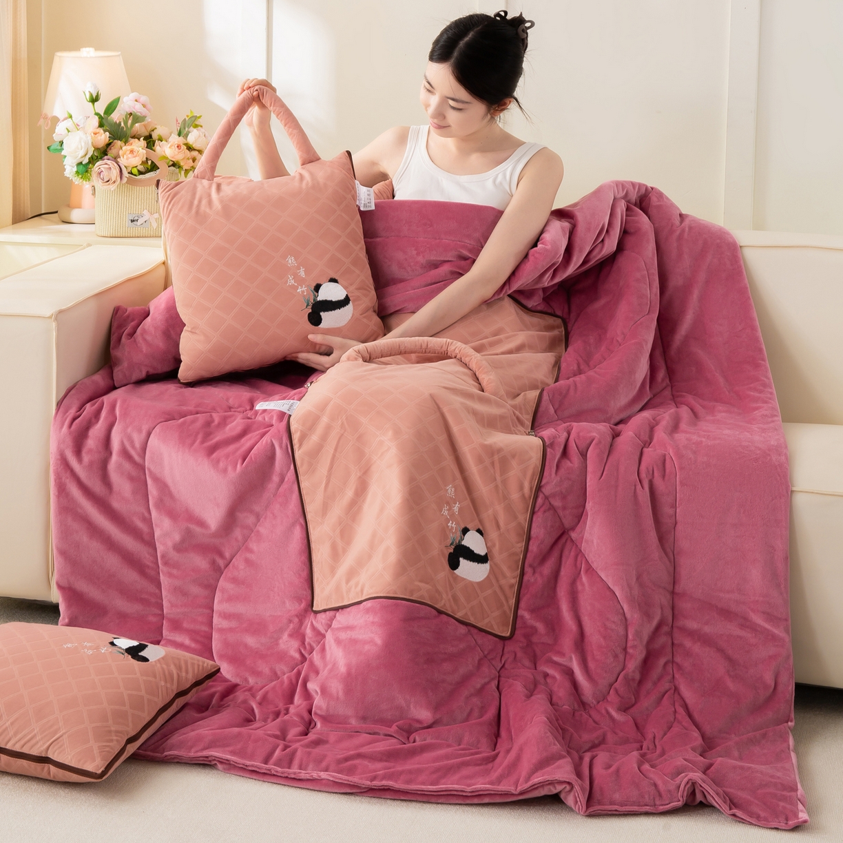 91家纺网 家纺一手货源 找家纺 多今家纺 2025新款便携手提式水晶绒玛莎绒刺绣抱枕被子-熊有成竹系列 熊有成竹-春樱粉