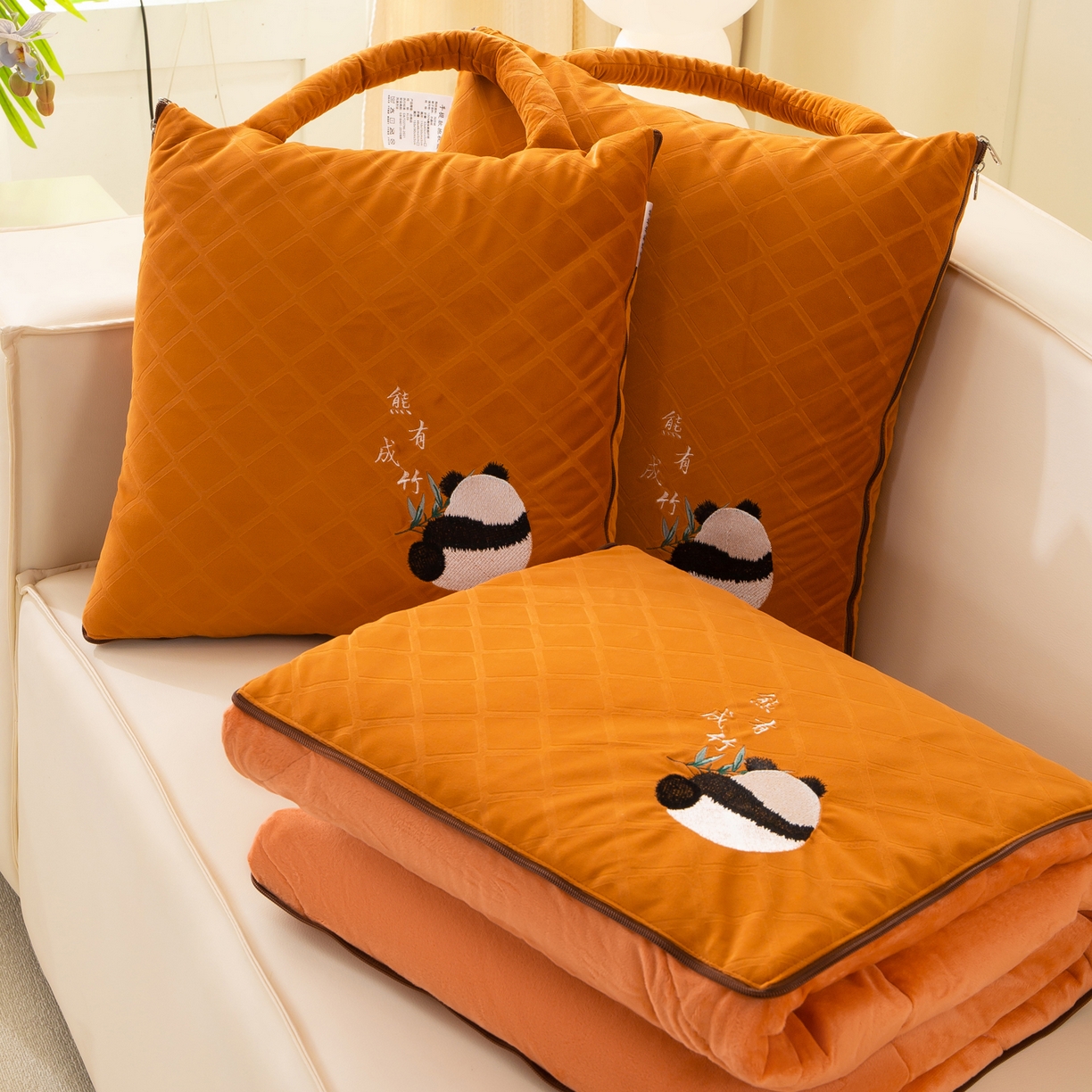 91家纺网 家纺一手货源 找家纺 多今家纺 2025新款便携手提式水晶绒玛莎绒刺绣抱枕被子-熊有成竹系列 熊有成竹-皇家橙