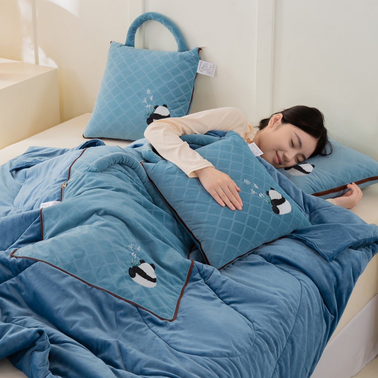 91家纺网 家纺一手货源 找家纺 多今家纺 2025新款便携手提式水晶绒玛莎绒刺绣抱枕被子-熊有成竹系列 熊有成竹-蔚蓝