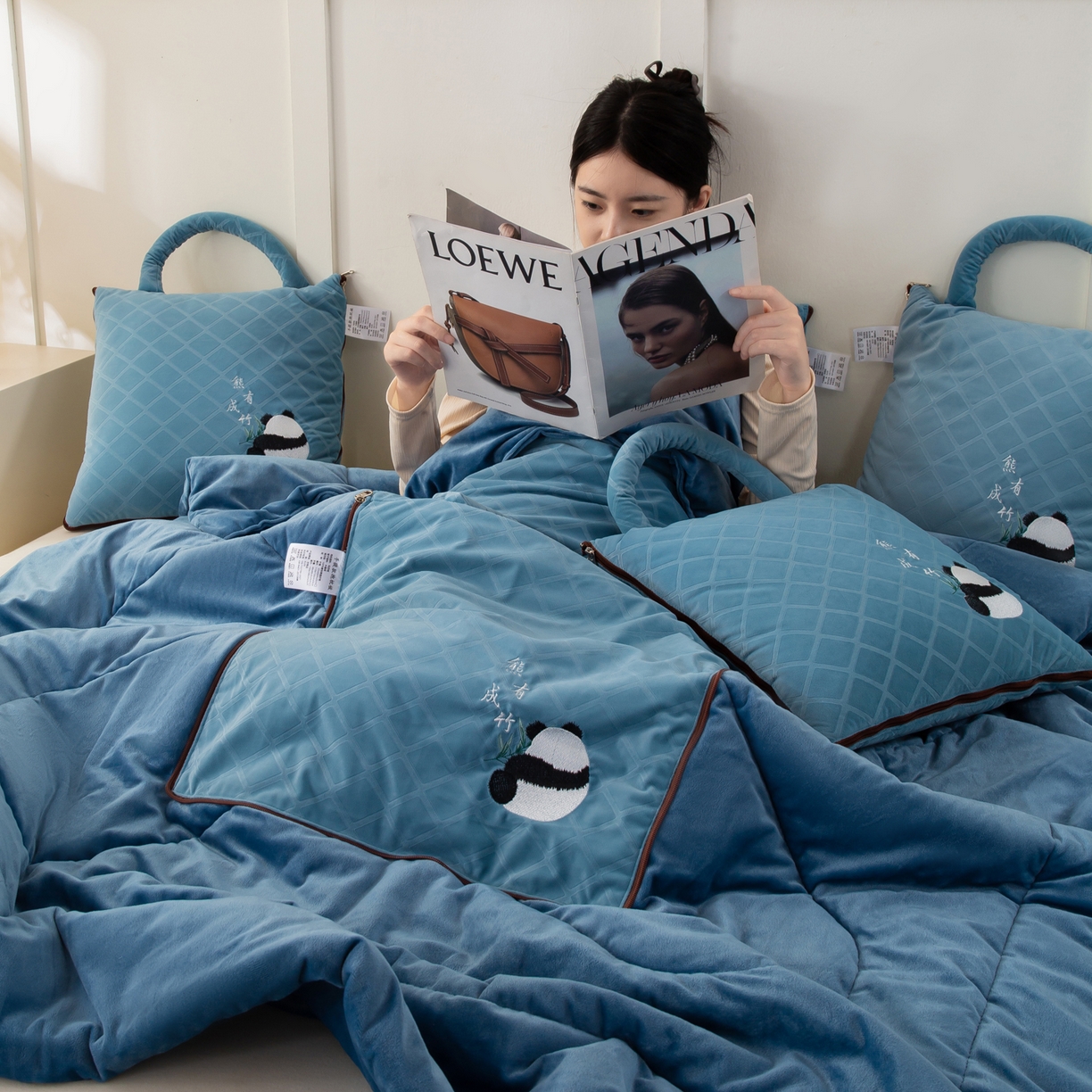 91家纺网 家纺一手货源 找家纺 多今家纺 2025新款便携手提式水晶绒玛莎绒刺绣抱枕被子-熊有成竹系列 熊有成竹-蔚蓝