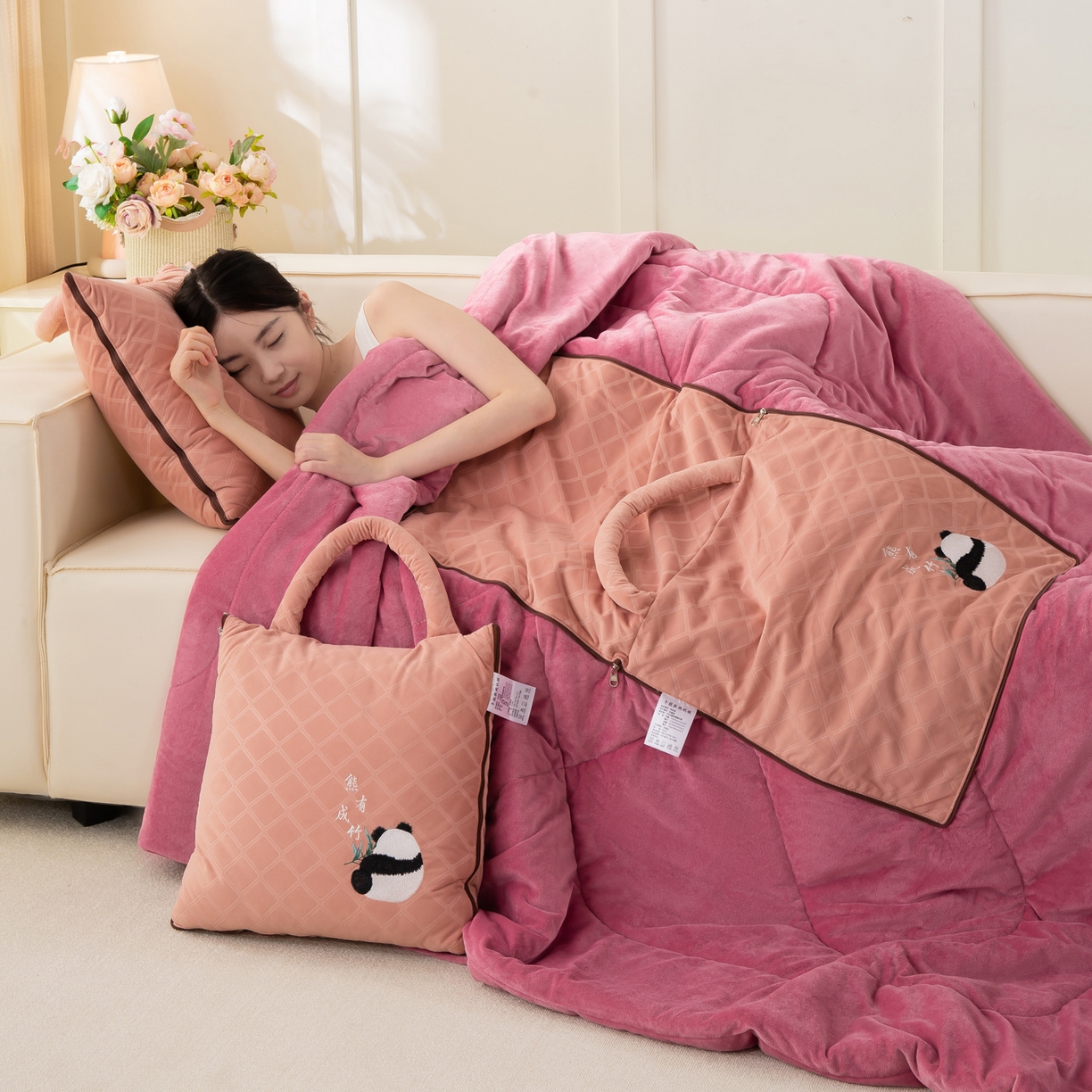 91家纺网 家纺一手货源 找家纺 多今家纺 2025新款便携手提式水晶绒玛莎绒刺绣抱枕被子-熊有成竹系列 熊有成竹-春樱粉