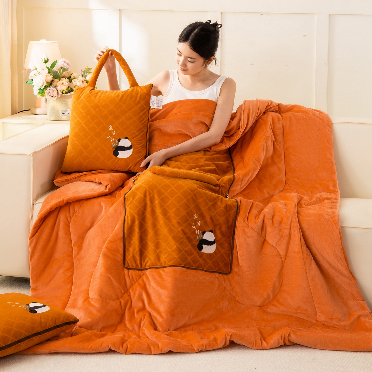91家纺网 家纺一手货源 找家纺 多今家纺 2025新款便携手提式水晶绒玛莎绒刺绣抱枕被子-熊有成竹系列 熊有成竹-皇家橙