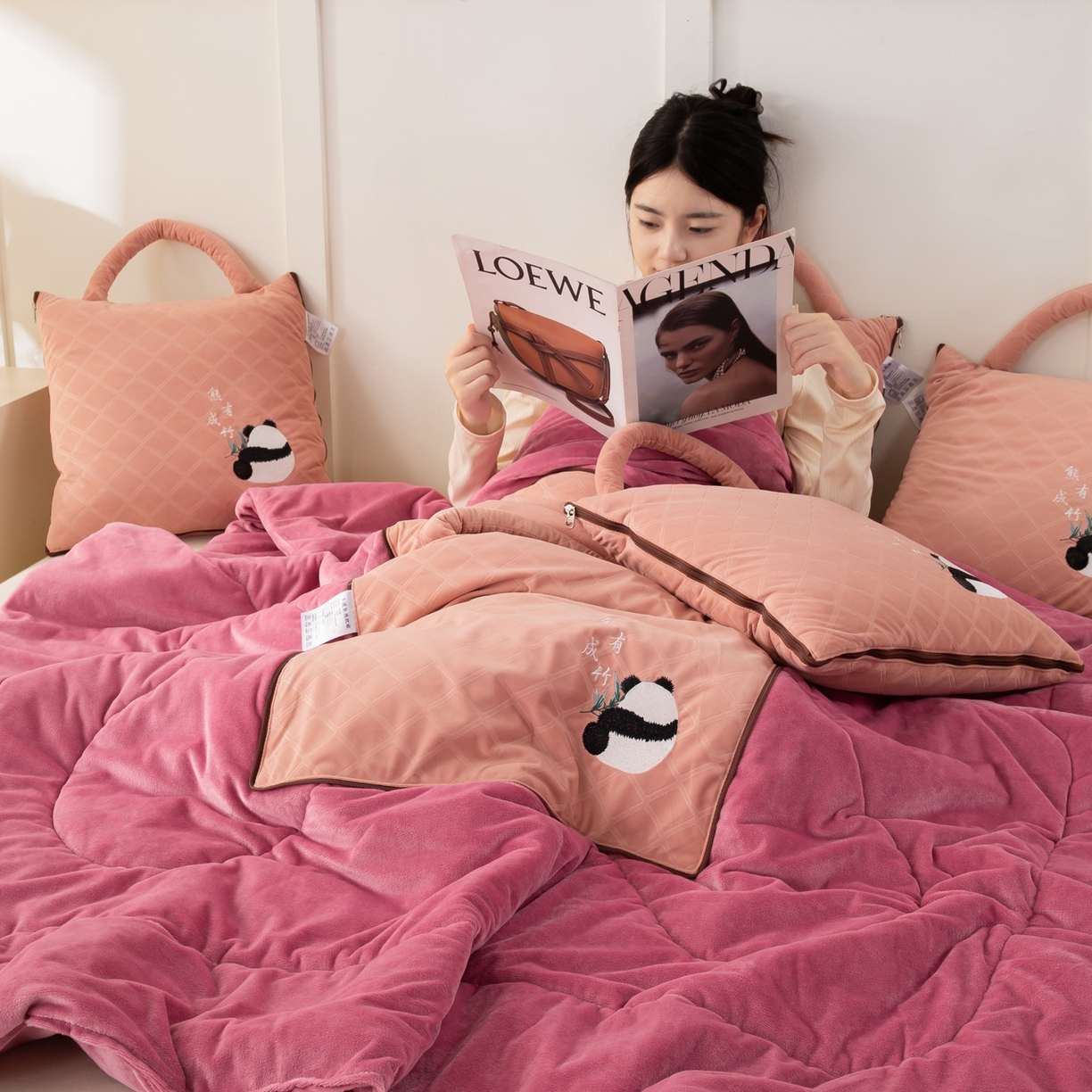91家纺网 家纺一手货源 找家纺 多今家纺 2025新款便携手提式水晶绒玛莎绒刺绣抱枕被子-熊有成竹系列 熊有成竹-春樱粉