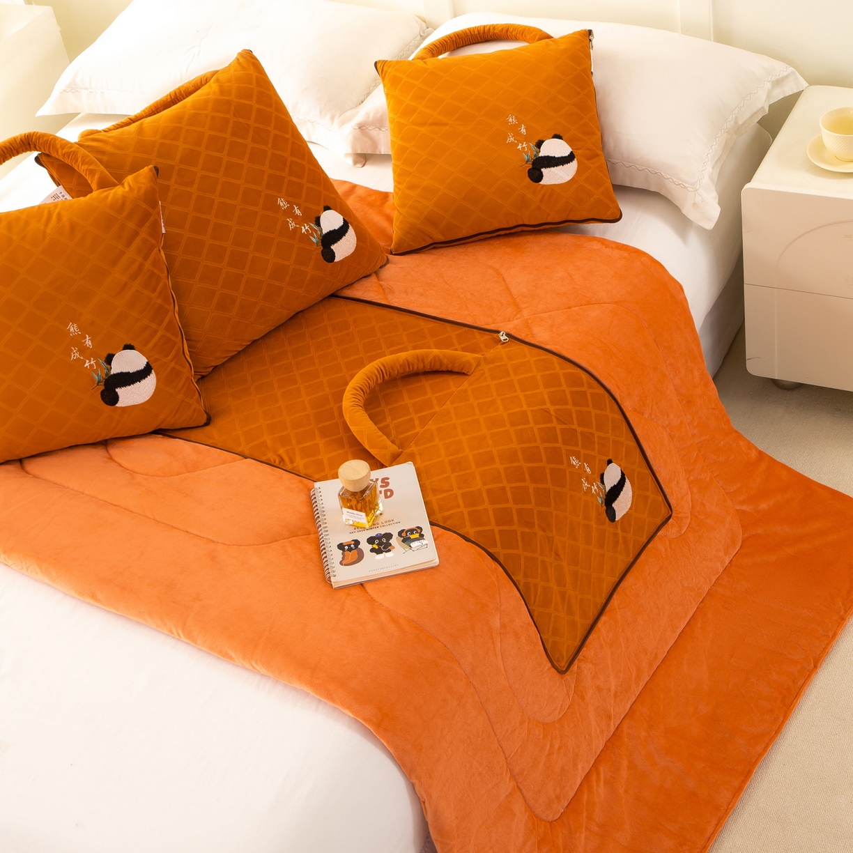 91家纺网 家纺一手货源 找家纺 多今家纺 2025新款便携手提式水晶绒玛莎绒刺绣抱枕被子-熊有成竹系列 熊有成竹-皇家橙