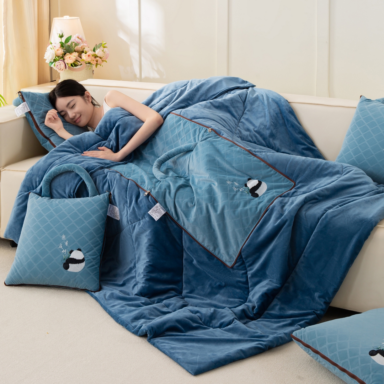 91家纺网 家纺一手货源 找家纺 多今家纺 2025新款便携手提式水晶绒玛莎绒刺绣抱枕被子-熊有成竹系列 熊有成竹-蔚蓝