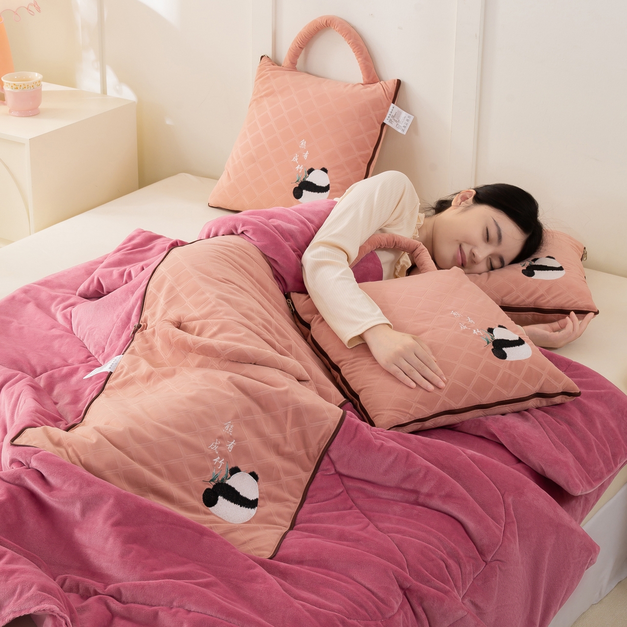 91家纺网 家纺一手货源 找家纺 多今家纺 2025新款便携手提式水晶绒玛莎绒刺绣抱枕被子-熊有成竹系列 熊有成竹-春樱粉